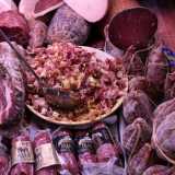 Ci guardiamo intorno e rimaniamo di stucco per la quantit� di cibo esposta: il bancone � colmo di salsicce, prosciutti, mortadella e tanti altri tipi di salumi